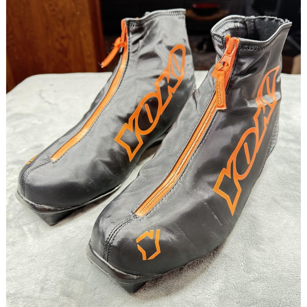 Yoko YXC 1.0 Cross Country Ski Boots Mens EU 43 (28.5 Mondo) Black Orange Gloves